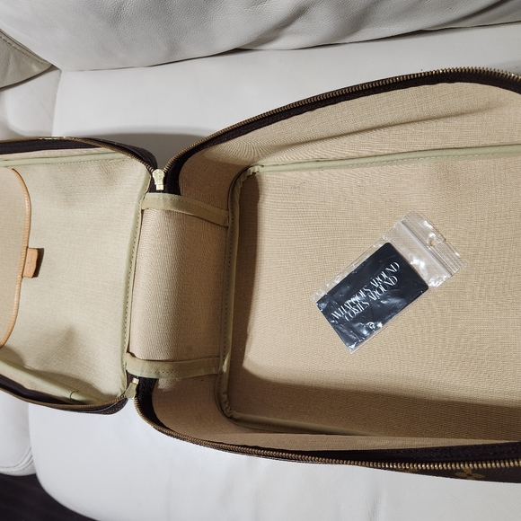 Louis Vuitton Excursion Bag - Picture 9 of 14